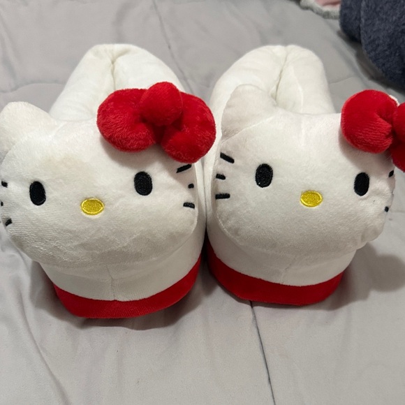Hello Kitty Kids Plush Slippers - White and Red - Picture 1 of 3